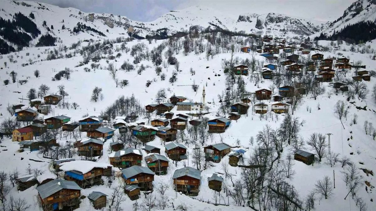 Artvin Maden Köyü Fotoğraf Etkinliği: Sanatçılar Saliçor'da! haberi ile ilgili en güncel görsel analizi