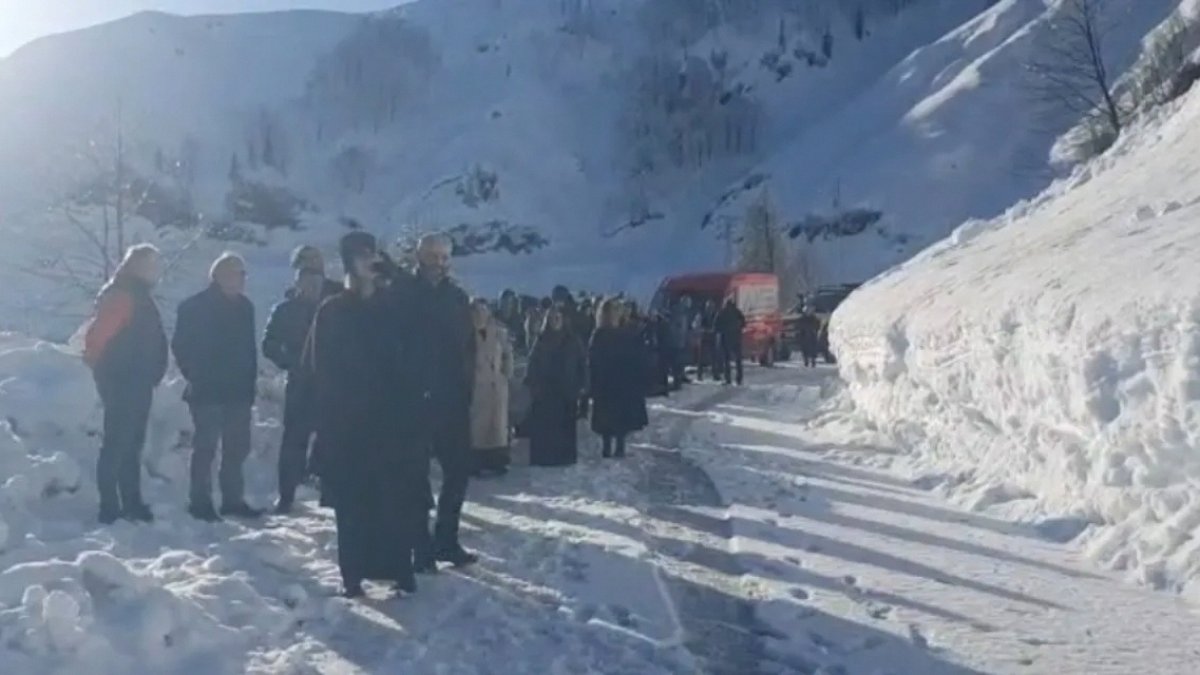 Halk TV Ekibi ve Belediye Başkanı 2000 Rakımda Mahsur Kaldı! haberi ile ilgili en güncel görsel analizi